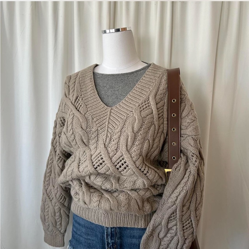 Vintage Y2K Neiman Marcus Cashmere Cable knit Fisherman’s V-neck Sweater beige